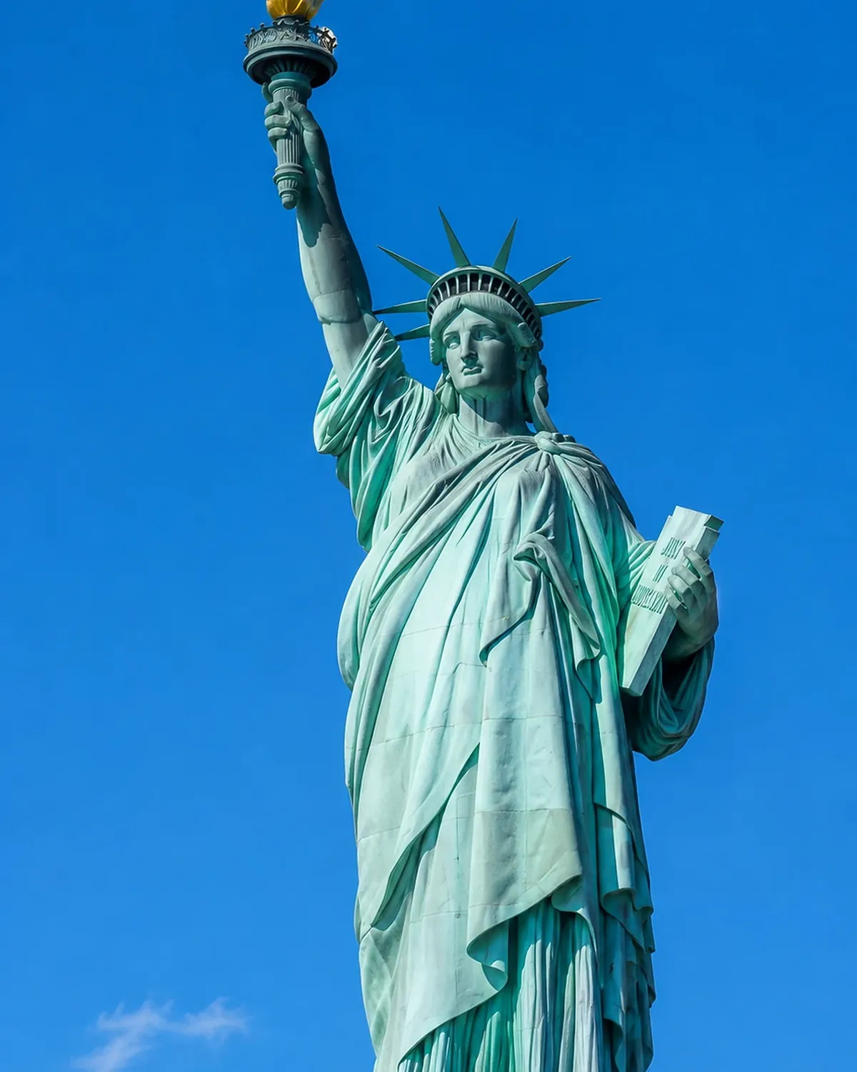 Estátua da Liberdade contra o céu azul.